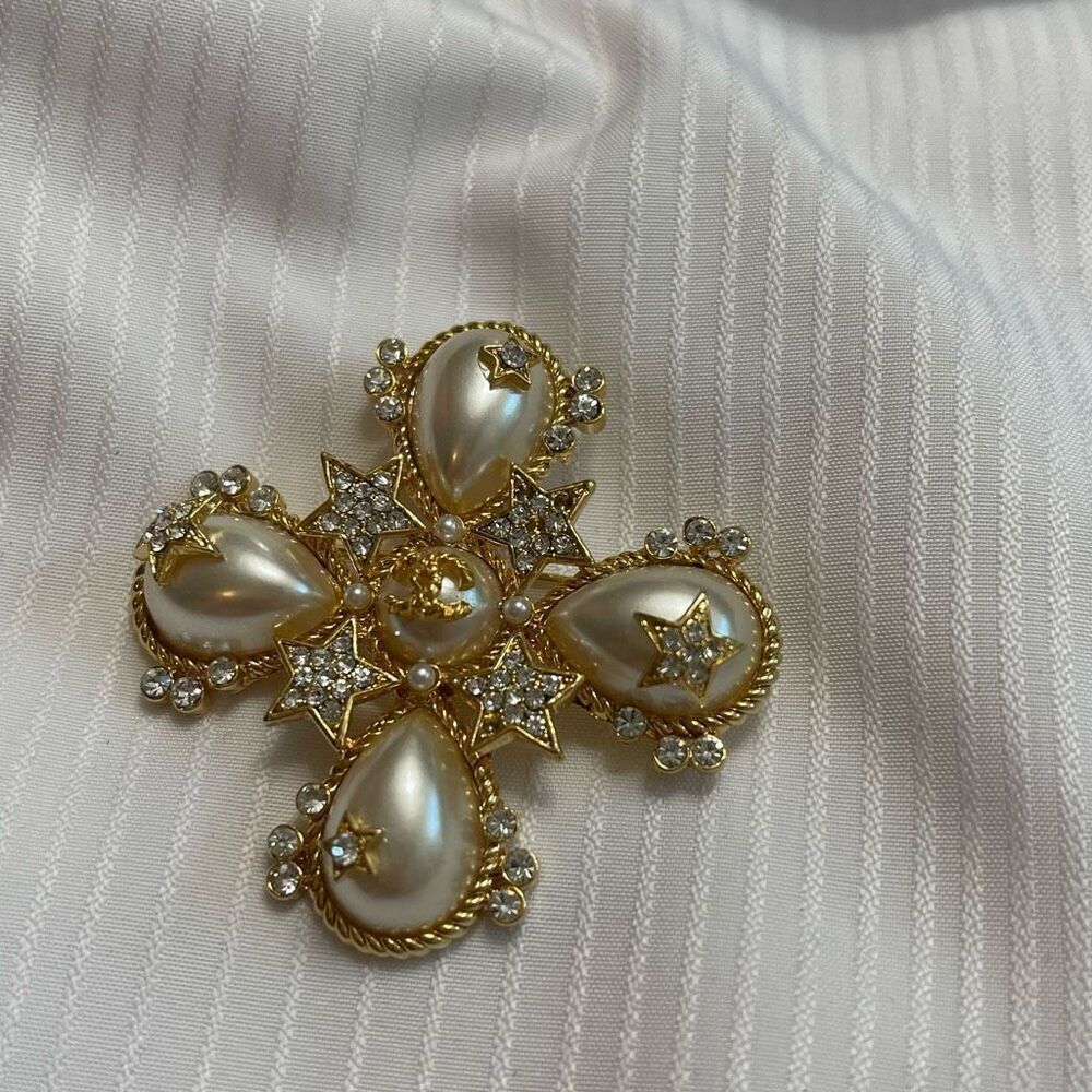 Chanel Pearl Crystal Statement Brooch - Picture 3 of 9